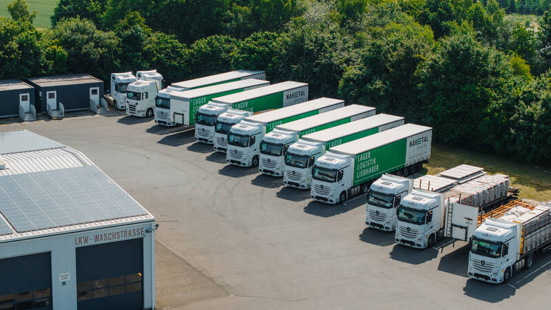 Mehrere LKWs von Nahetal Logistik und Zirwes Transporte stehen nebeneinander geparkt auf dem Hof der Firma.