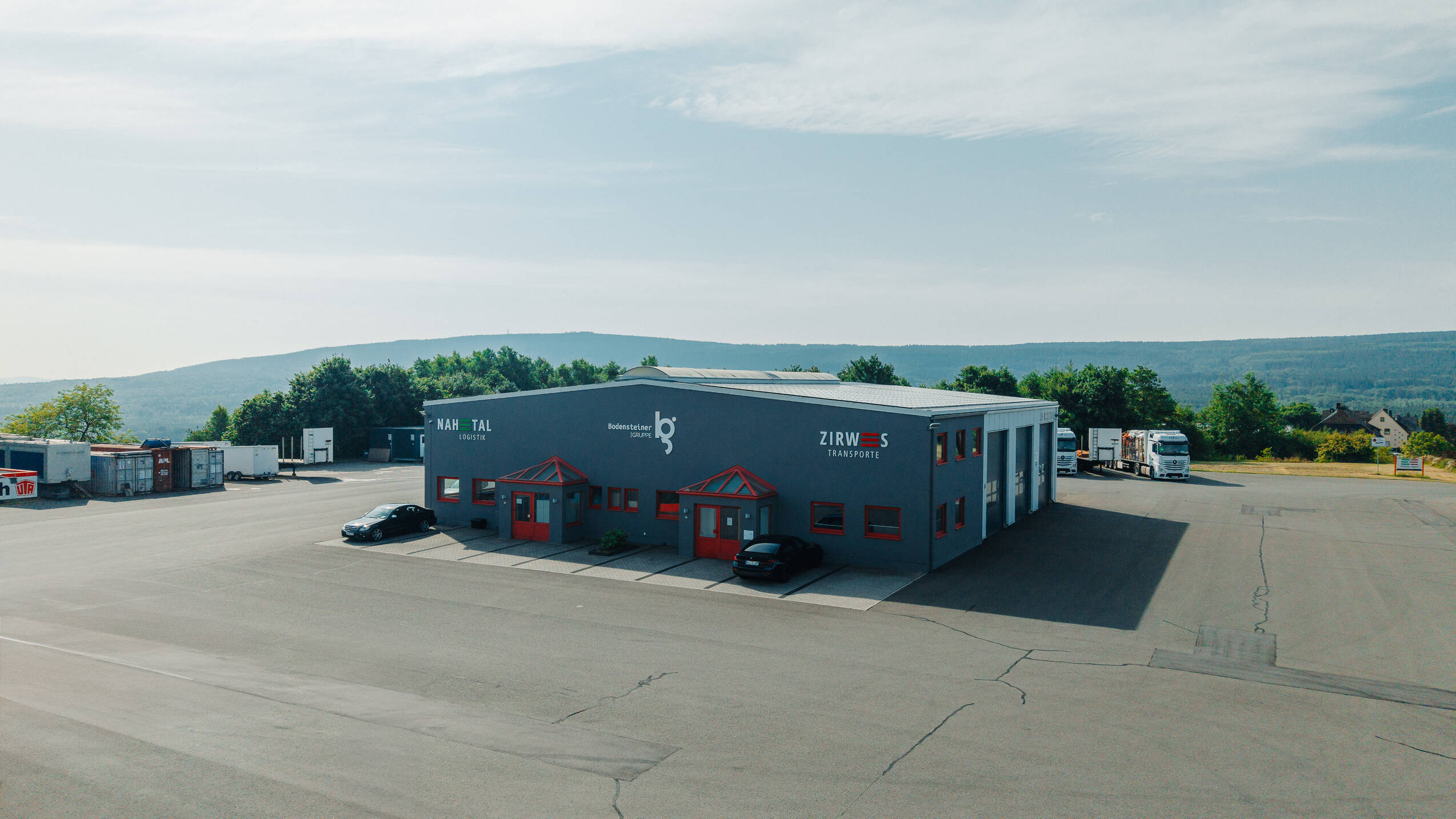 Eine Drohnenaufnahme zeigt das Firmengebäude der Firma Zirwes Transporte.